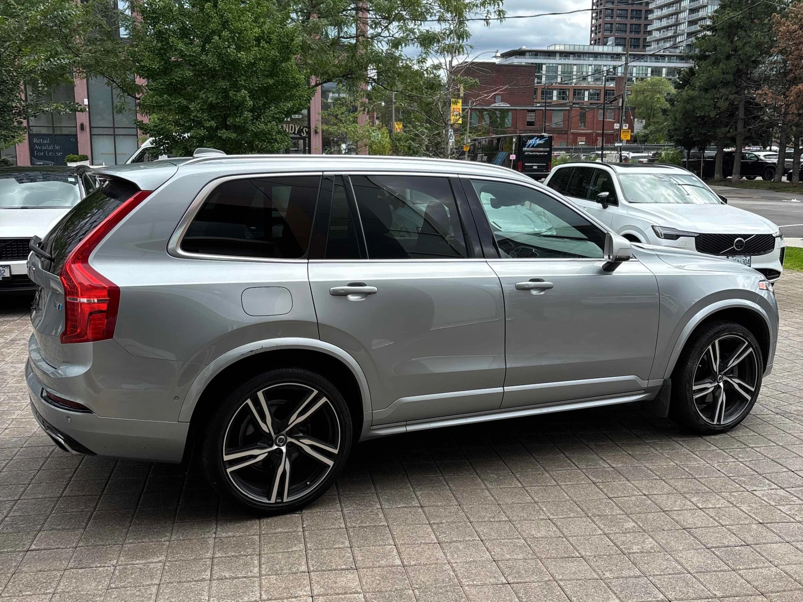 Volvo Xc90 * R Design * CARFAX * БЕЗ ПЪРВОНАЧАЛНА ВНОСКА, снимка 3 - Автомобили и джипове - 55812405