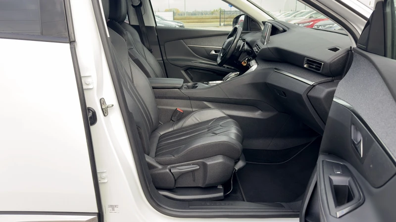 Peugeot 5008 1.6T 180кс.Autom.Navi Car play Camera Кожа Подгрев, снимка 12 - Автомобили и джипове - 52369614
