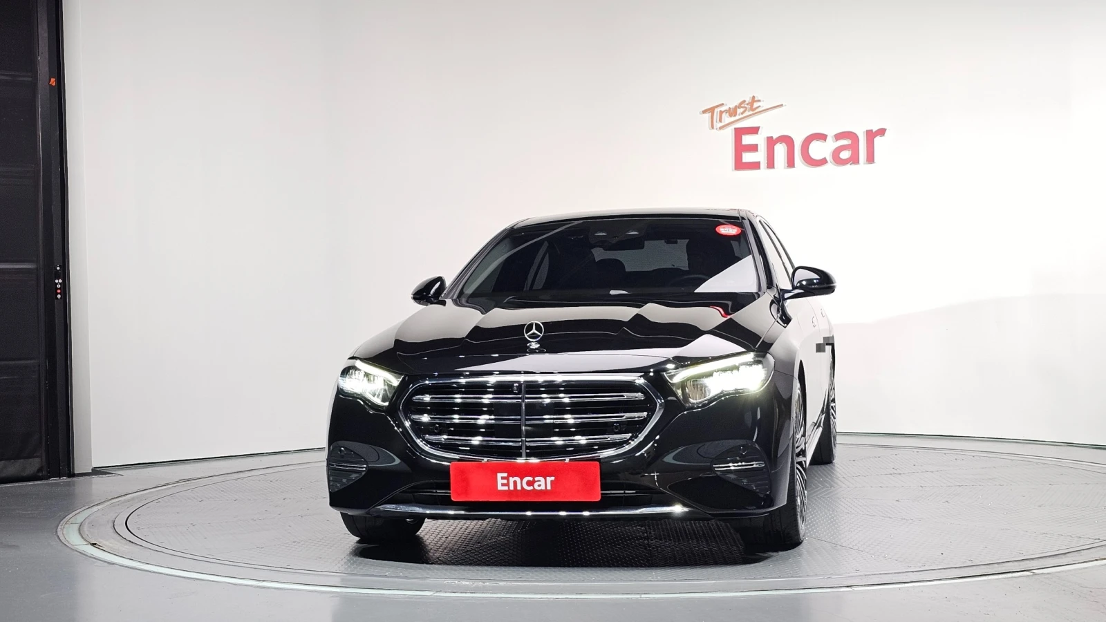 Mercedes-Benz E 220 4MATIC/ОБДУХВАНЕ/ПАНОРАМА/ДИСТРОНИК/360, снимка 2 - Автомобили и джипове - 55404623