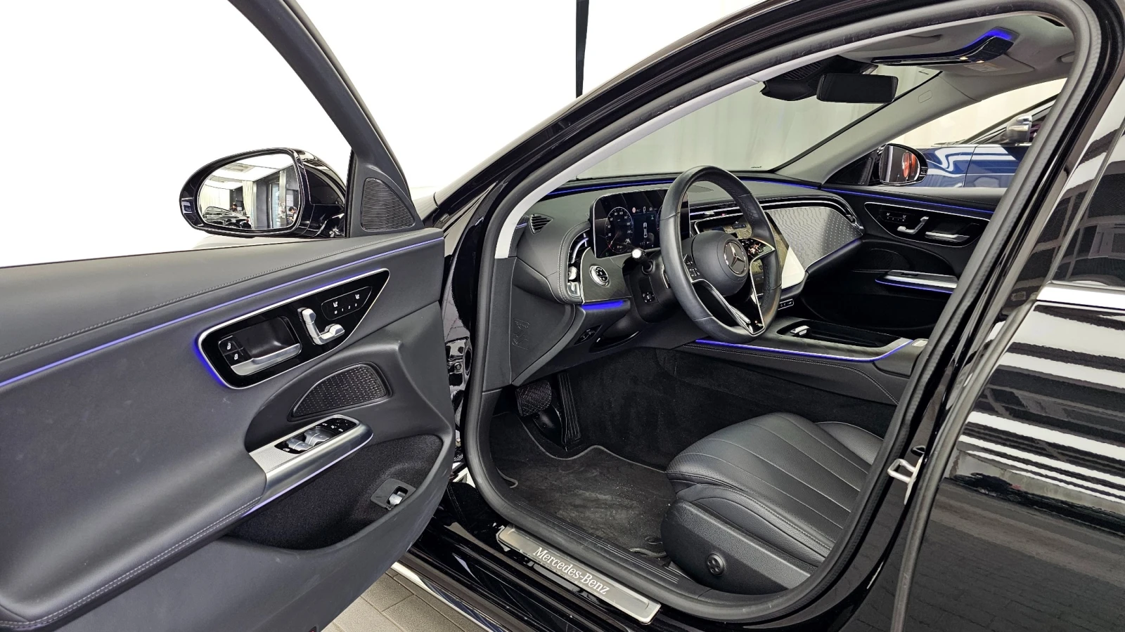 Mercedes-Benz E 220 4MATIC/ОБДУХВАНЕ/ПАНОРАМА/ДИСТРОНИК/360, снимка 4 - Автомобили и джипове - 55404623