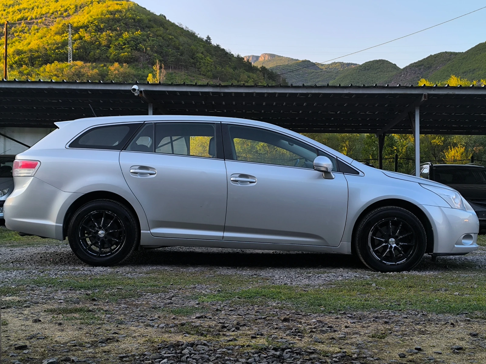 Toyota Avensis FACE LIFT-2.0D4D-126кс-6 скорости-КЛИМАТРОНИК-, снимка 2 - Автомобили и джипове - 55750777