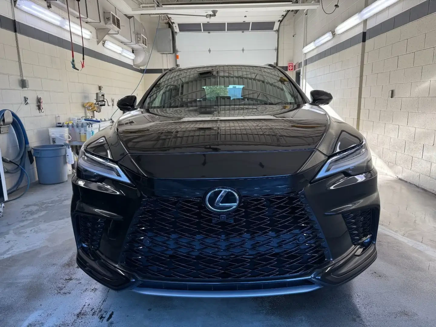 Lexus RX 500h F-SPORT/KEYLESS/LANE ASSIST/ПОДГРЕВ/ОБДУХВАНЕ - изображение 2