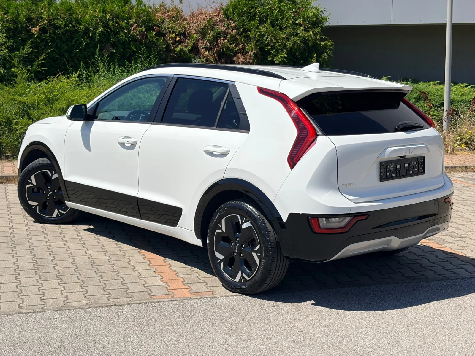 Kia Niro 100%SOH!! Vision LEDER+ LED+ SHZ+ NAVI+ KAMERA+ AC, снимка 3 - Автомобили и джипове - 55629671