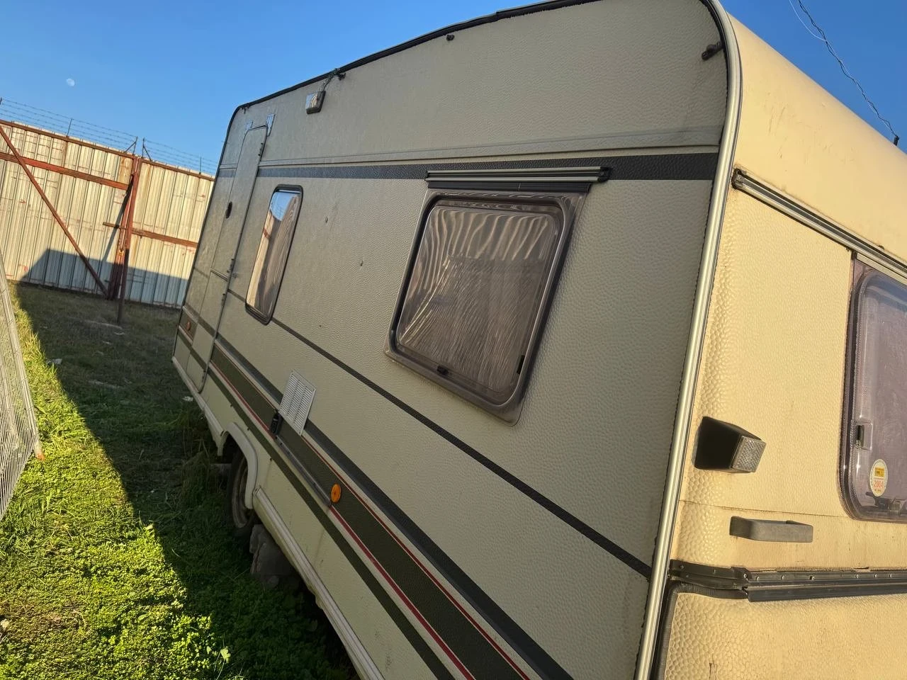 Каравана Holiday Rambler, снимка 1 - Каравани и кемпери - 53703622