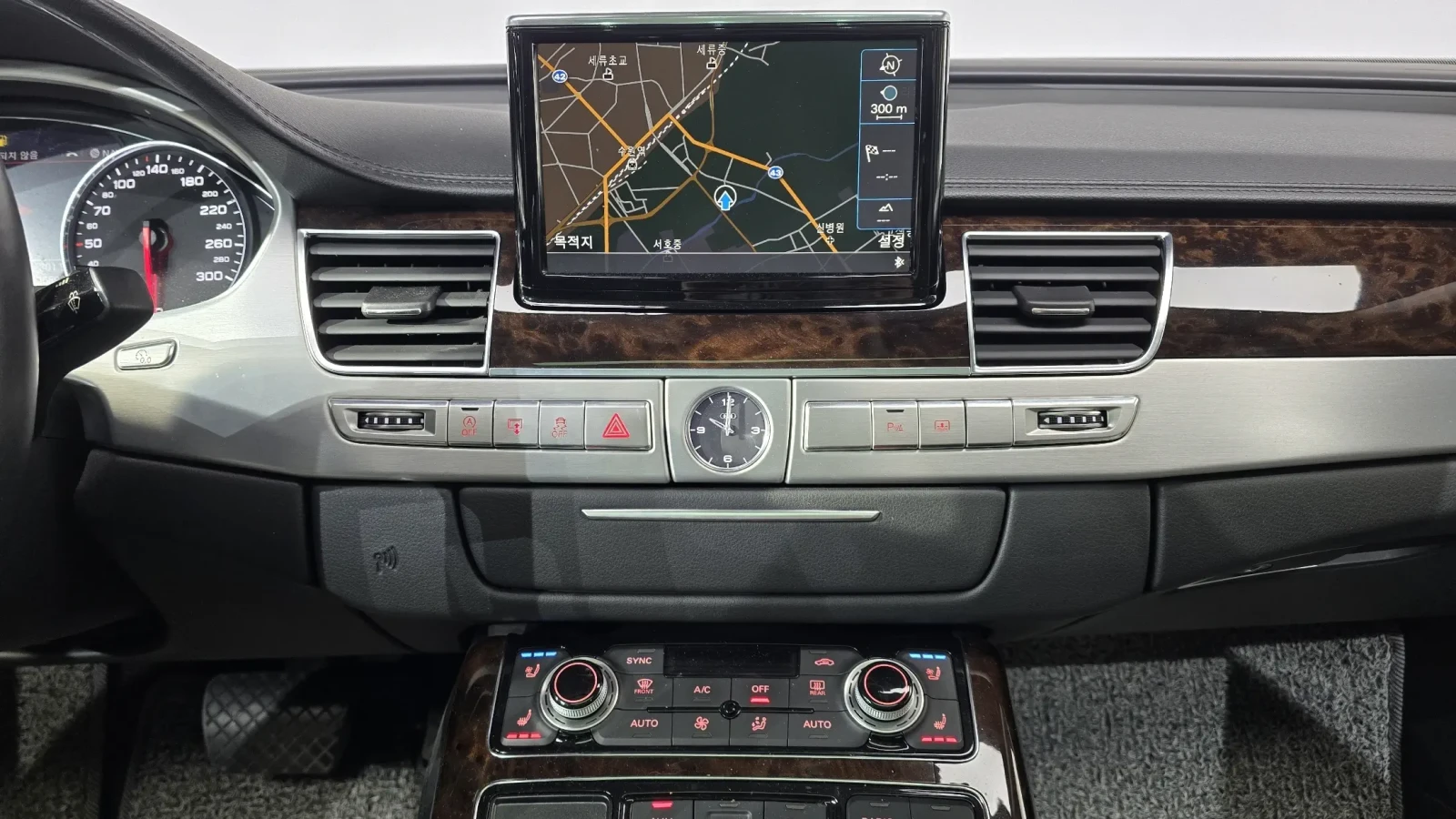 Audi A8 !!FIRST CLASS!!4.0TFSI !!ВСИЧКИ ЕСКТРИ!! #ЕКРАНИ#, снимка 13 - Автомобили и джипове - 54893134