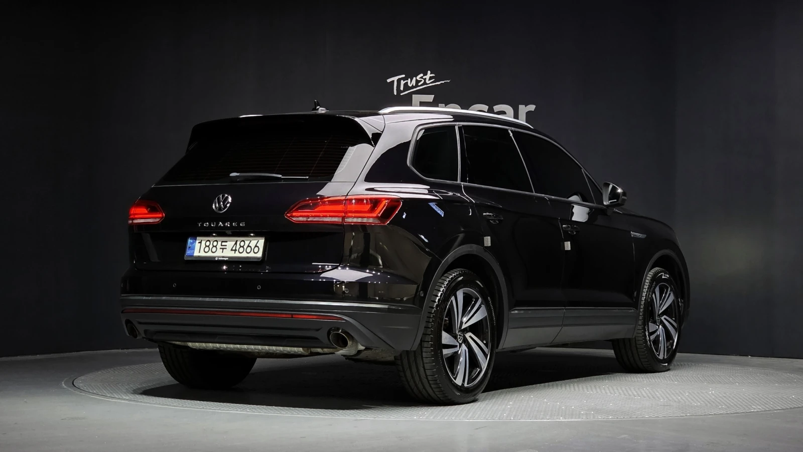 VW Touareg PREMIUM* 3.0* TDI* 360* КАМЕРИ* ПОДГРЕВ* , снимка 2 - Автомобили и джипове - 54785360
