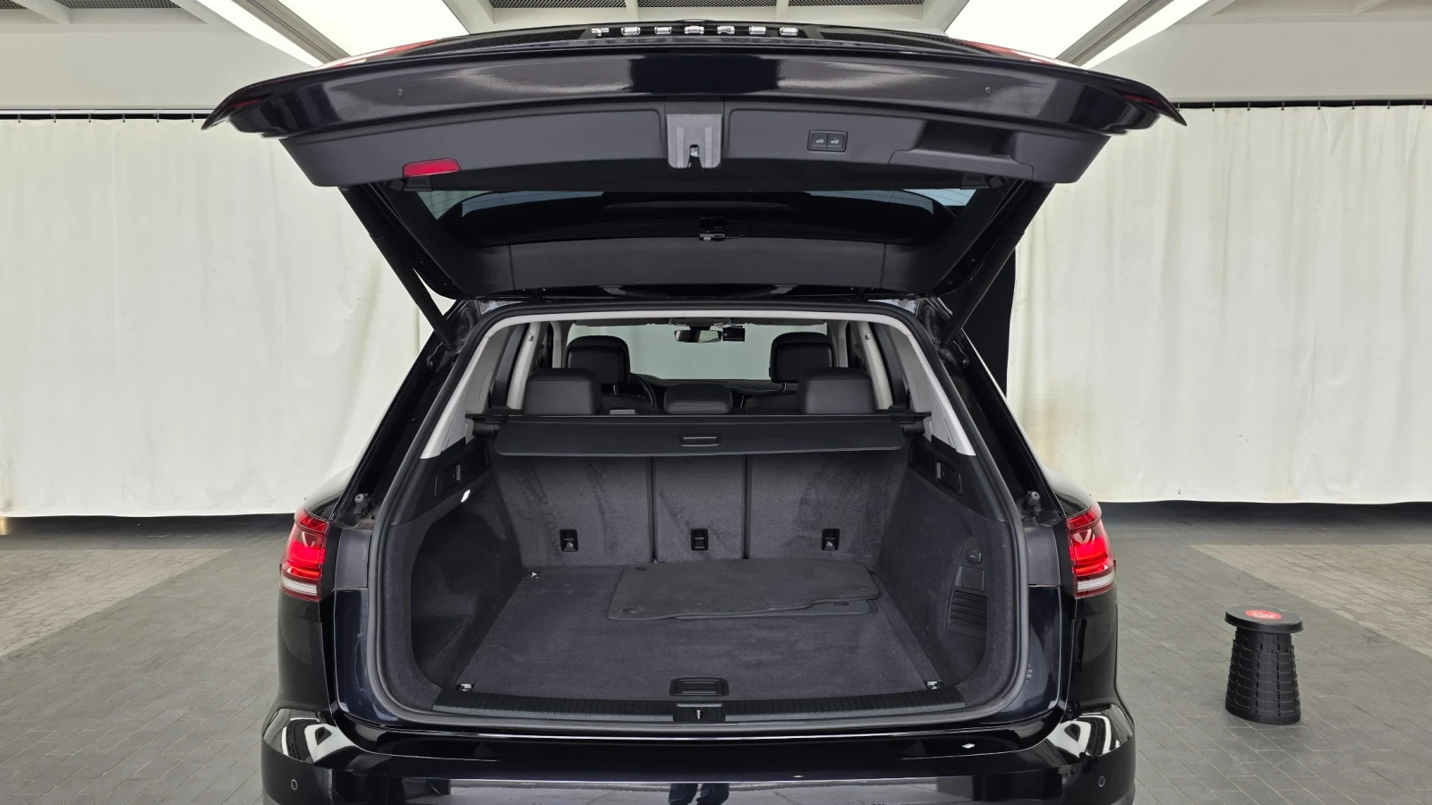 VW Touareg PREMIUM* 3.0* TDI* 360* КАМЕРИ* ПОДГРЕВ* , снимка 15 - Автомобили и джипове - 54785360