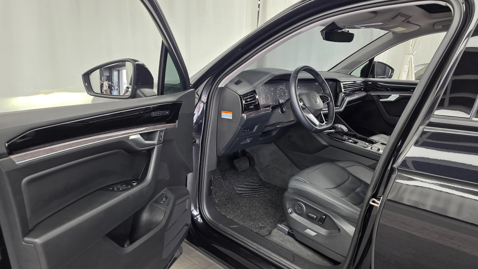 VW Touareg PREMIUM* 3.0* TDI* 360* КАМЕРИ* ПОДГРЕВ* , снимка 8 - Автомобили и джипове - 54785360