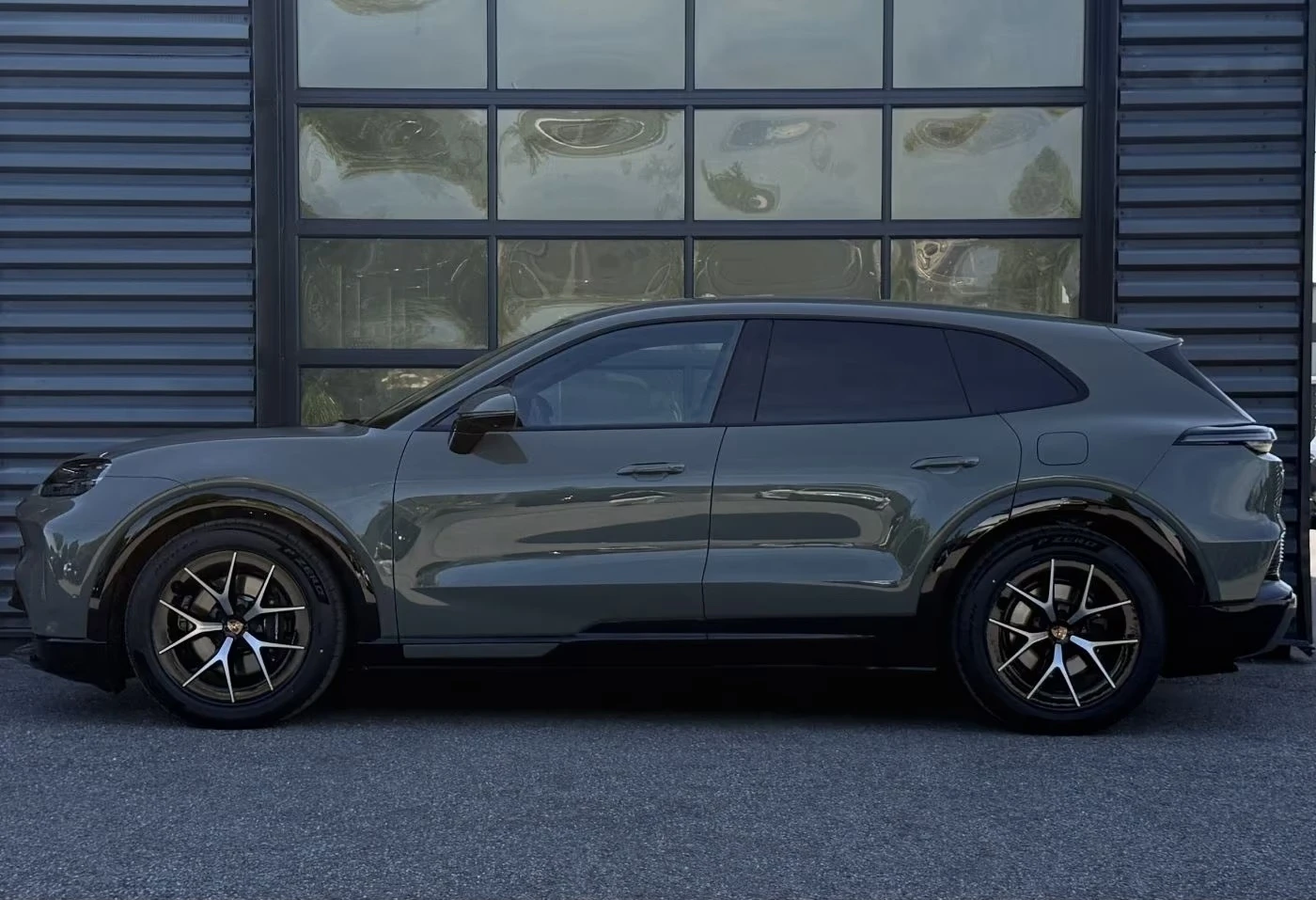 Porsche Cayenne Electric/PANO/BOSE/HEAD UP/360 /, снимка 2 - Автомобили и джипове - 55664086