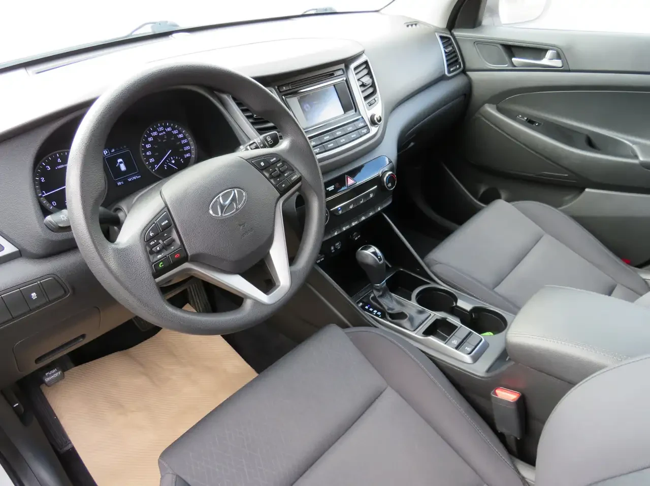 Hyundai Tucson 2.0L AWD w/ CarPlay Camera BLND Heated Seats/ST | Mobile.bg � ����������� 10