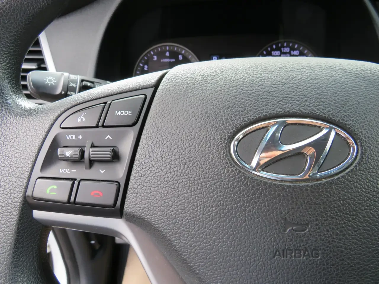 Hyundai Tucson 2.0L AWD w/ CarPlay Camera BLND Heated Seats/ST | Mobile.bg � ����������� 13