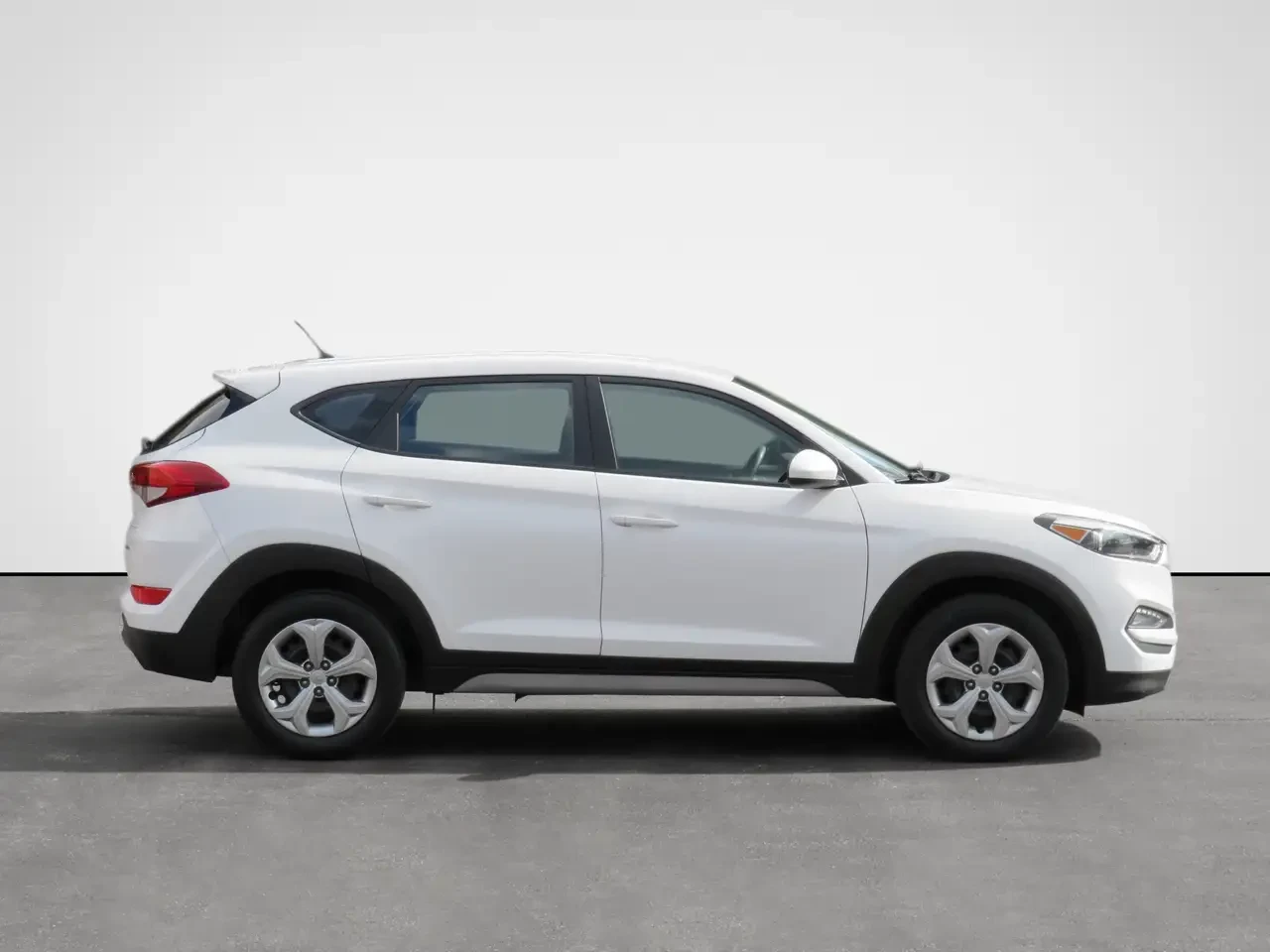 Hyundai Tucson 2.0L AWD w/ CarPlay Camera BLND Heated Seats/ST | Mobile.bg � ����������� 5